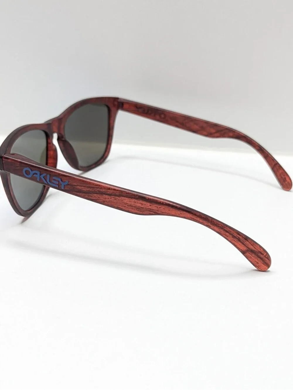 Oakley Frogskins Sunglasses 009013-B755 5517 133 Matte Red Woodgran Frames Sapph